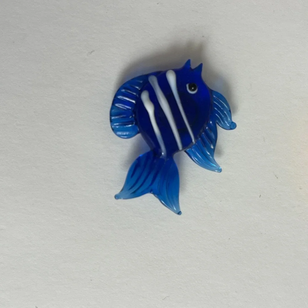 Vintage Set of 5 Blown Glass Tropical Fish Magnets Colorful Art Glass Nautical - Picture 9 of 11